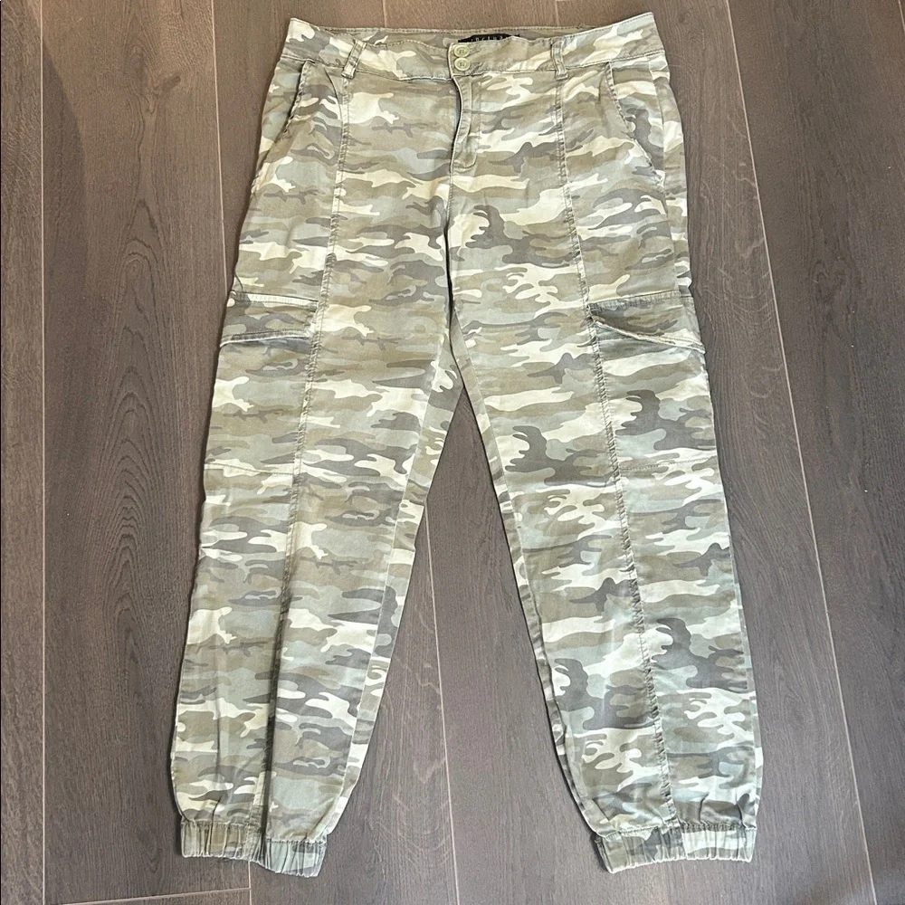 Sanctuary Rebel Camo Cargo Joggers Women’s Size 29 - Picture 3 of 13